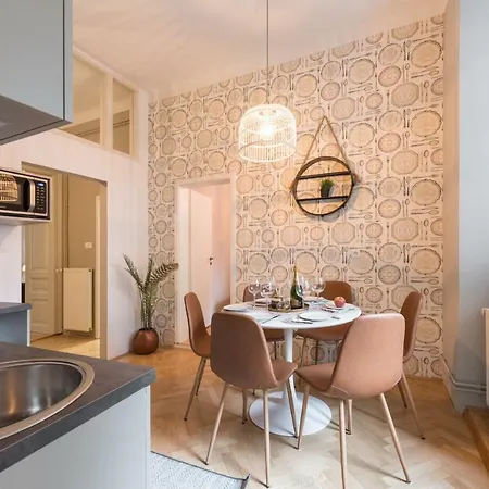Chic 2b 3 Min From Old Town Apartman